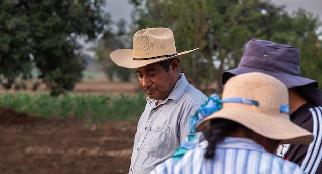 Ritratto di un agricoltore messicano che coltiva i fagioli con tradizione