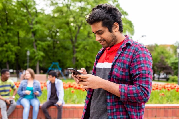 Ritratto di un amico di messaggistica studentesco afroamericano su smartphone