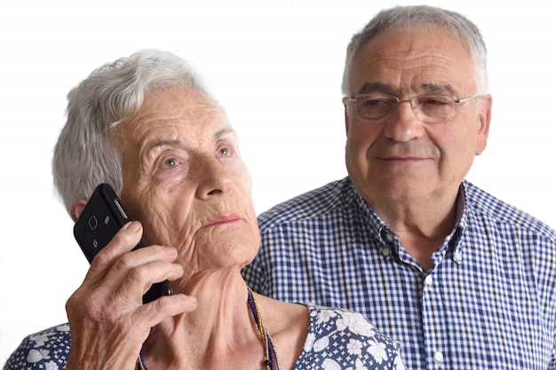 Ritratto di un anziano coppia parlando per il telefono mobile
