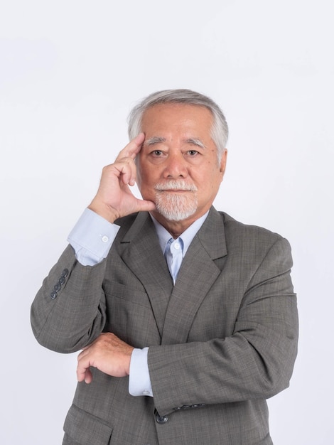 Ritratto di un anziano uomo d'affari con vestito Asiatico anziano uomo vecchio faccia seria pensando a qualcosa di isolato su sfondo bianco stile di vita maschio anziano pensando alla domanda