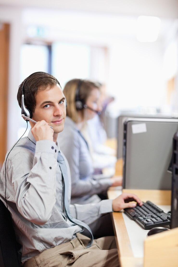 Foto ritratto di un assistente cliente utilizzando un auricolare