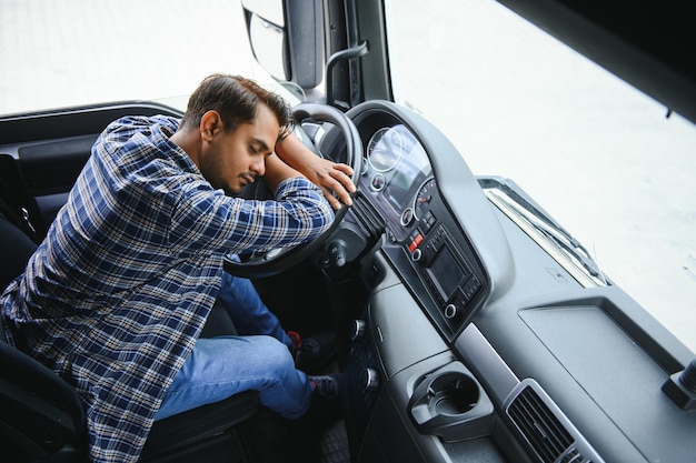 Ritratto di un autista di camion indiano stanco che si sente sonnolento e malato