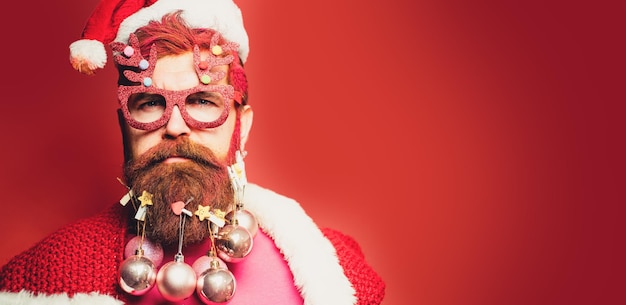 Ritratto di un babbo natale su sfondo rosso isolato banner moderno ritratto di un babbo natale