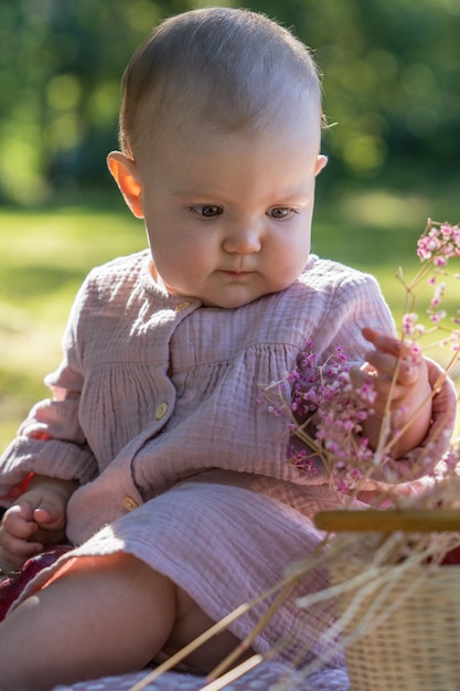 Ritratto di un bambino affascinante La bambina ha un anno Giornata soleggiata nel parco