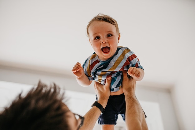 Ritratto di un bambino allegro portato a casa dal padre