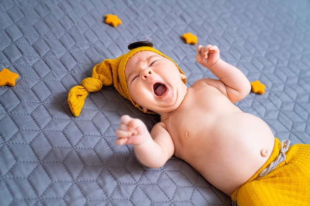 Ritratto di un bambino appena nato Piccolo bambino in costume da gnomo