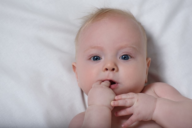 Ritratto di un bambino biondo carino