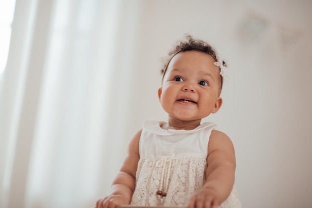 Ritratto di un bambino carino a casa