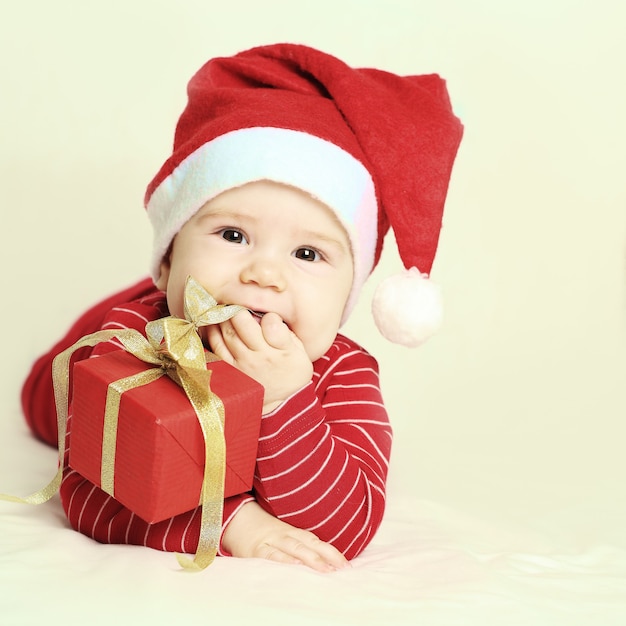 Ritratto di un bambino carino con un regalo di Natale