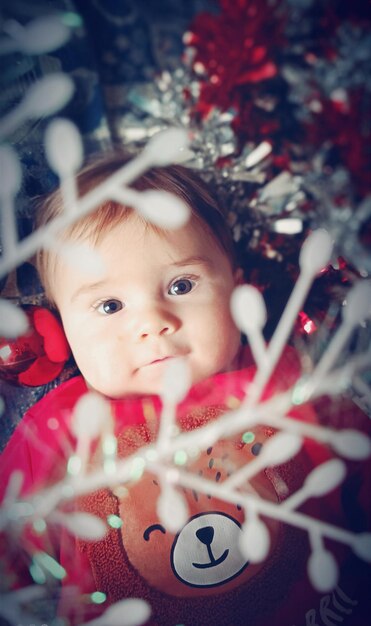 Ritratto di un bambino carino con una decorazione natalizia