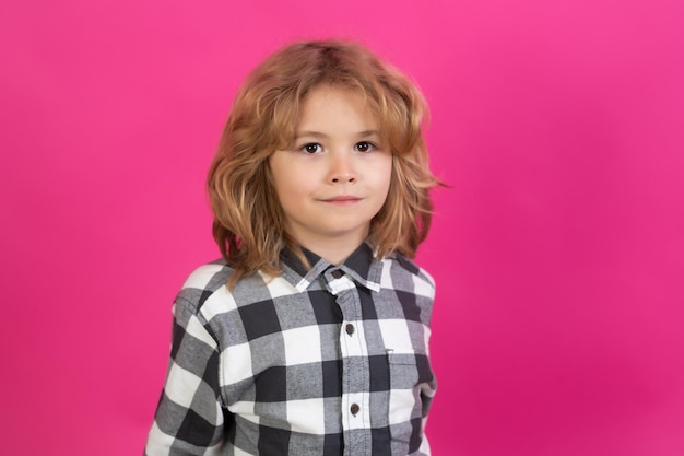 Ritratto di un bambino carino e sorridente sullo sfondo di uno studio isolato bambino felice emozioni felici e sorridenti