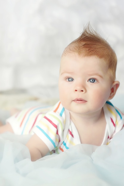 ritratto di un bambino carino in abiti luminosi