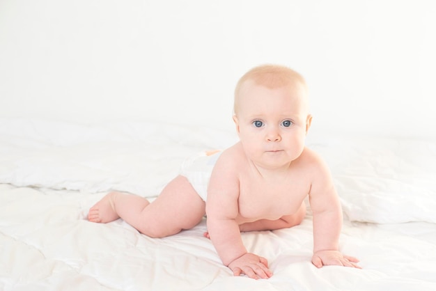 ritratto di un bambino carino in un pannolino