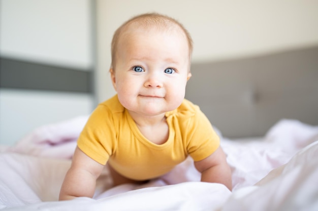 Ritratto di un bambino carino sdraiato sul letto a casa