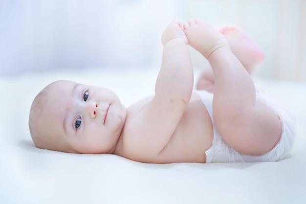 Ritratto di un bambino carino sdraiato sul letto