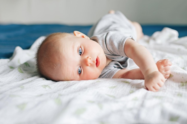 Ritratto di un bambino carino sdraiato sul letto