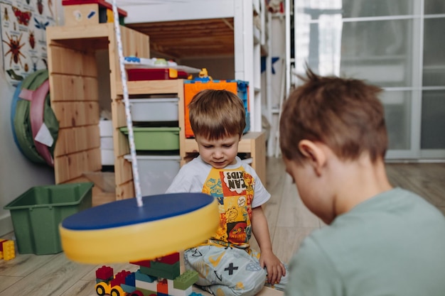 Ritratto di un bambino carino seduto su un tavolo