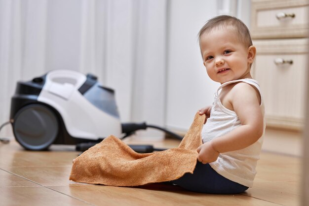 Ritratto di un bambino carino seduto sul pavimento a casa