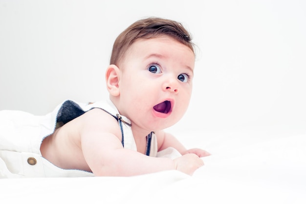 Ritratto di un bambino carino su uno sfondo bianco
