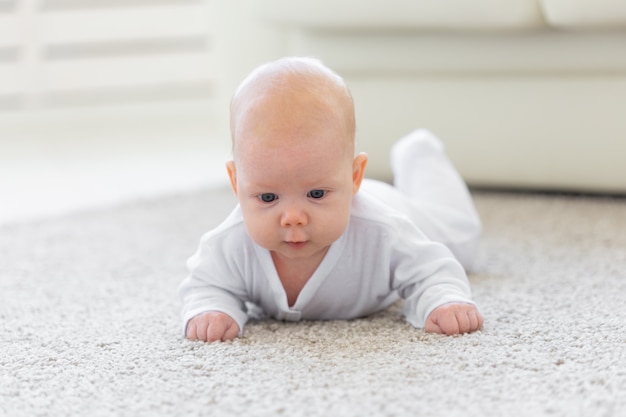 Ritratto di un bambino che gattona sul pavimento