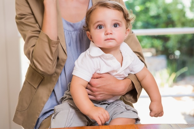 Ritratto di un bambino che guarda l&#39;obbiettivo