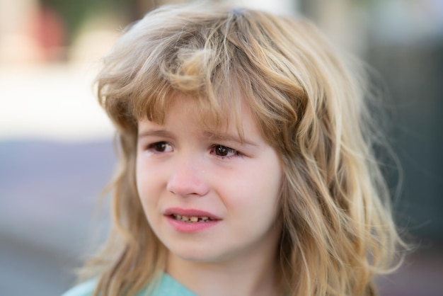 Ritratto di un bambino che piange con lacrime in primo piano il bambino piange