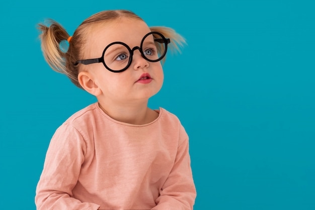 Ritratto di un bambino con gli occhiali rotondi