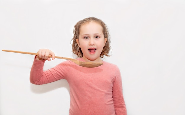 Ritratto di un bambino con un cucchiaio di legno in mano