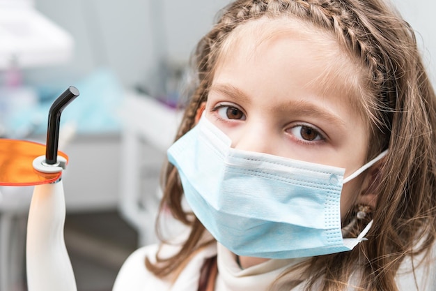 Ritratto di un bambino con una maschera nel ruolo di un dentista, primo piano