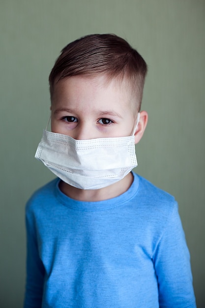 Ritratto di un bambino con una maschera per il viso.