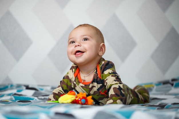 Ritratto di un bambino di 8 mesi di età e sorride. Salute e sviluppo dei bambini