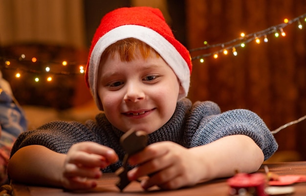 Ritratto di un bambino di otto anni con decorazioni di Capodanno