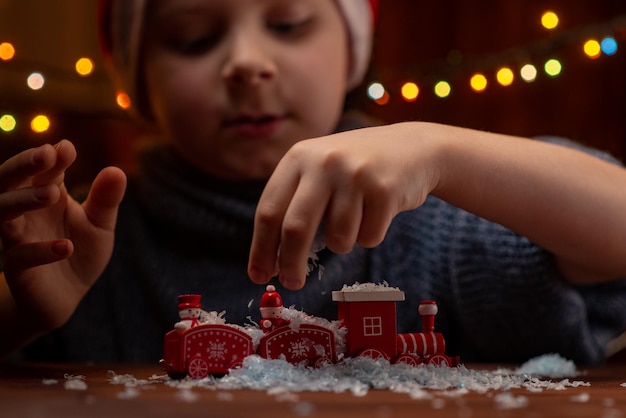 Ritratto di un bambino di otto anni con decorazioni di Capodanno