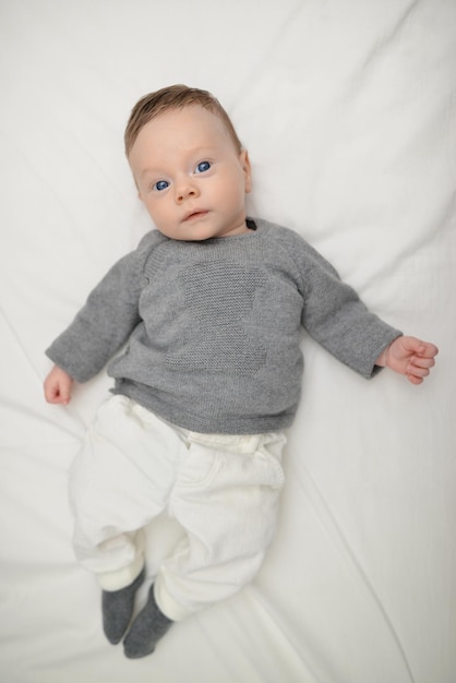 Ritratto di un bambino di tre mesi sorridente adorabile carino con gli occhi azzurri