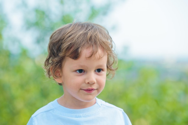 Ritratto di un bambino felice che sorride e che si diverte ritratto emotivo del ragazzino felice di un ragazzino o