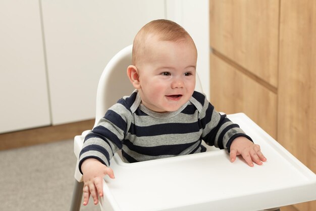 Ritratto di un bambino felice nel seggiolone