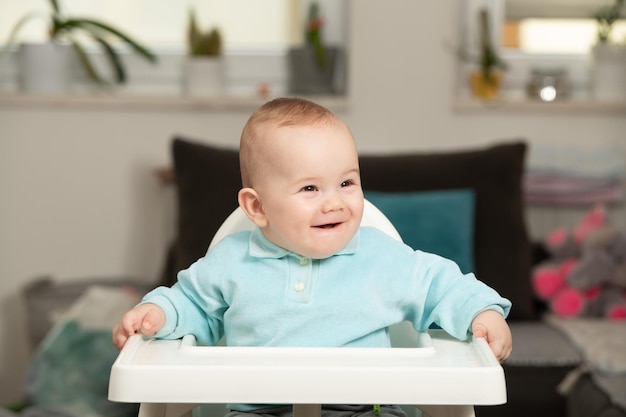 Ritratto di un bambino felice nel seggiolone