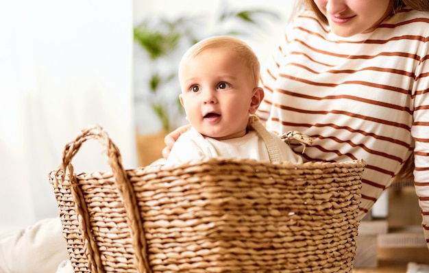 Ritratto di un bambino in un cesto di vimini