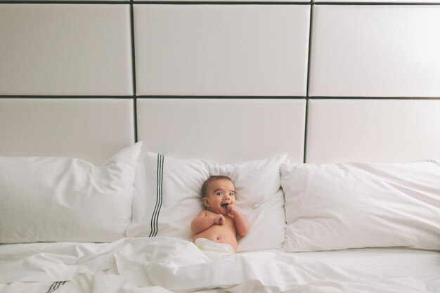 Ritratto di un bambino sdraiato sul letto a casa