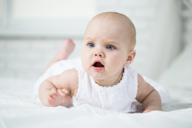 Ritratto di un bambino sul letto nella sua stanza