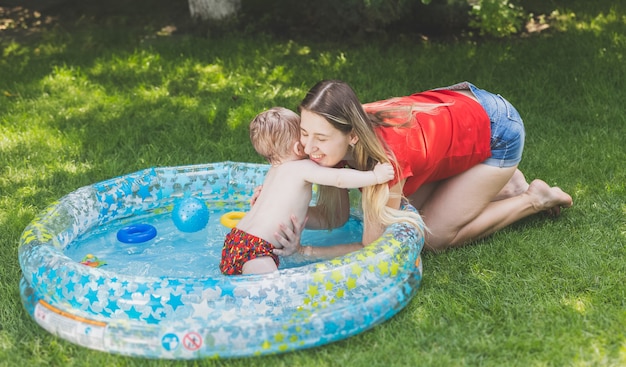 Ritratto di un bambino sveglio energico con la madre