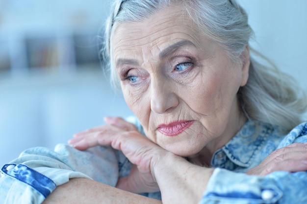 Ritratto di un bel primo piano triste donna anziana