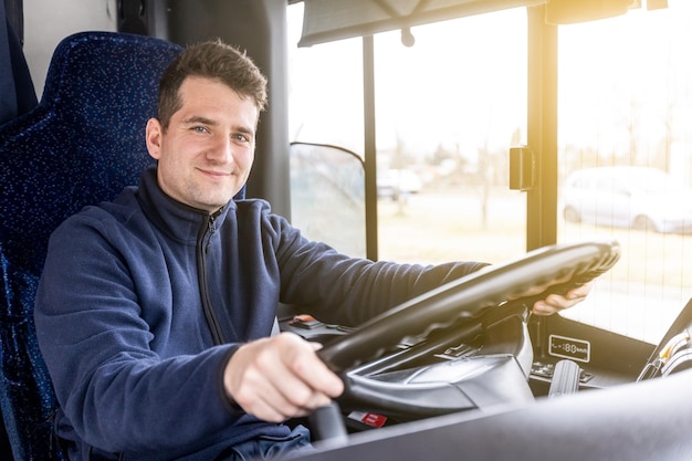 Ritratto di un bell'autista di autobus del concetto di trasporto pubblico di un trasporto pubblico urbano