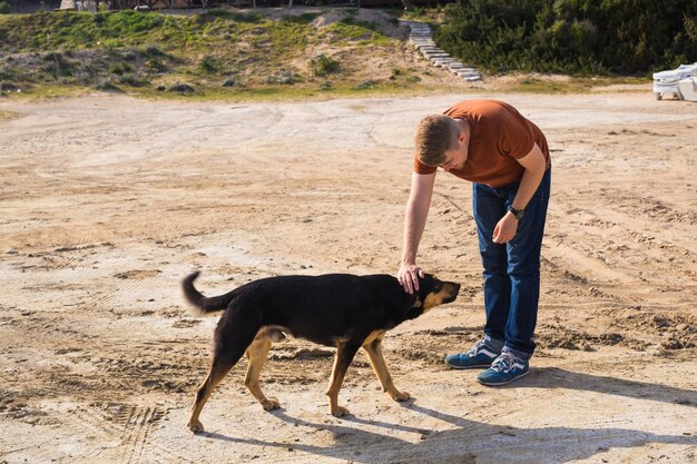 Ritratto di un bell'uomo e di un cane nel parco