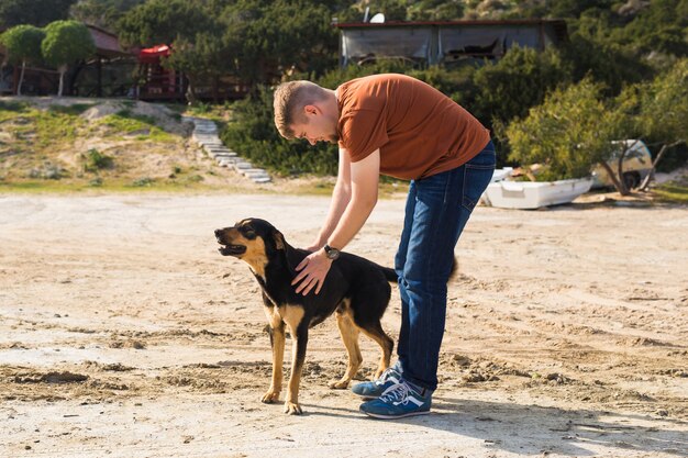 Ritratto di un bell'uomo e di un cane nel parco