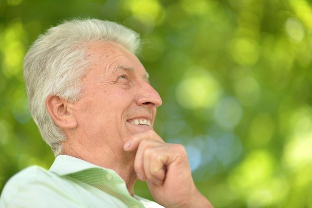 Ritratto di un bell'uomo maturo, felice e sorridente