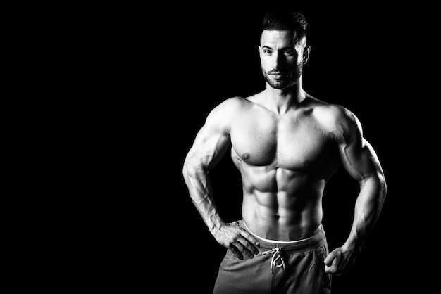 Ritratto di un bodybuilder isolare su Blackground nero