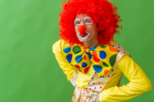 Ritratto di un buffo clown giocoso in parrucca rossa.