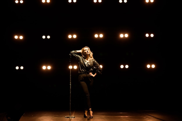 Ritratto di un cantante sul palco