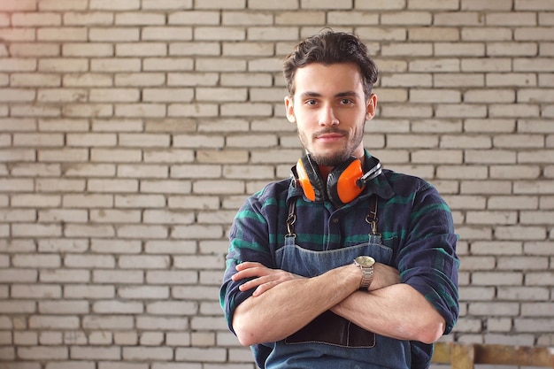 Ritratto di un carpentiere professionista nel suo laboratorio.